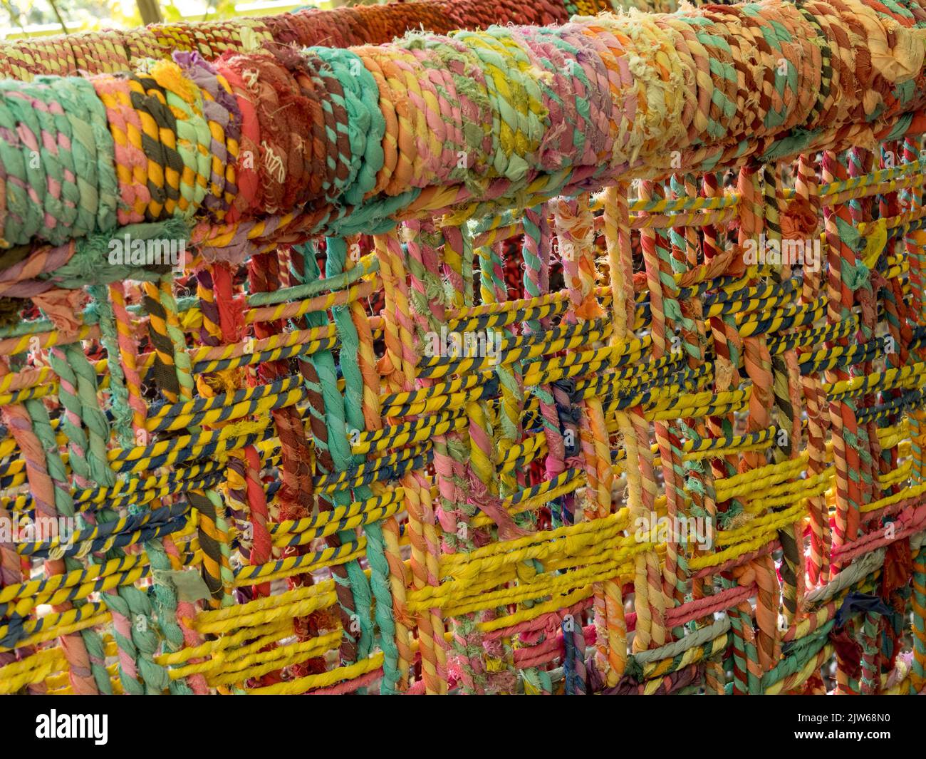 Brillante, colorido paño de mano tejiendo / mano tejida asiento o bases de cama?, Colonsay House Gardens Foto de stock