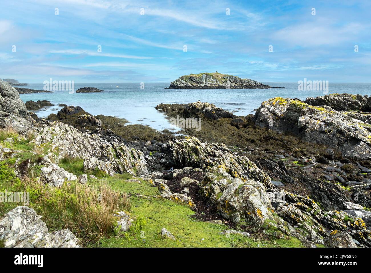 La diminuta isla de Eilean Olmsa se encuentra justo frente a Port Olmsa, en la remota isla Hebrideana de Colonsay, Escocia, Reino Unido Foto de stock