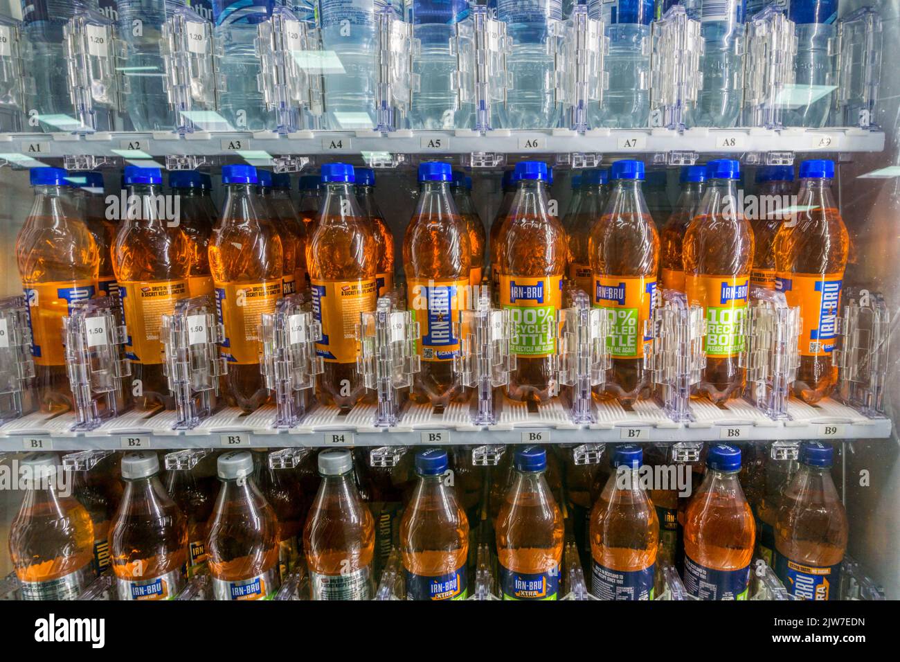 Botellas de plástico de IRN-Bru a la venta en una máquina expendedora de bebidas en Escocia. Foto de stock