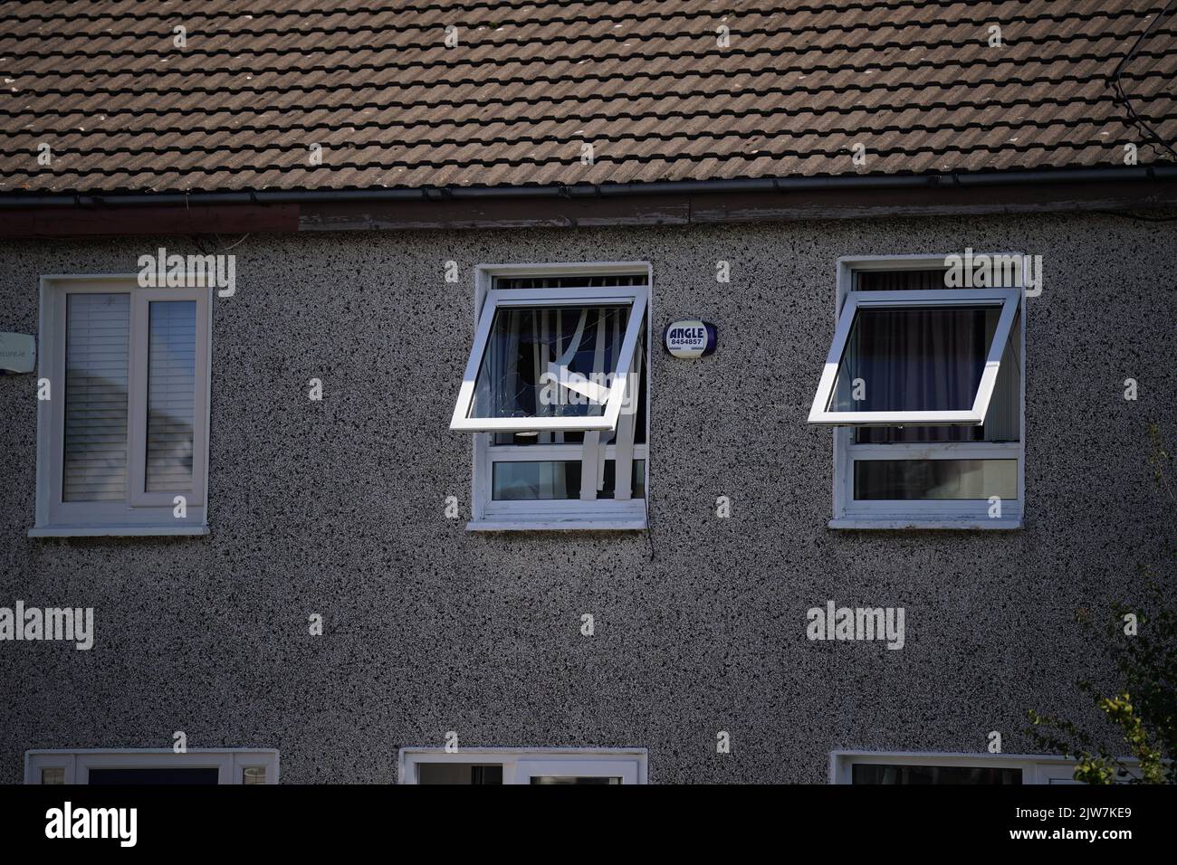 Una ventana dañada en la escena en Rossfield Estate en Tallaght, Dublín