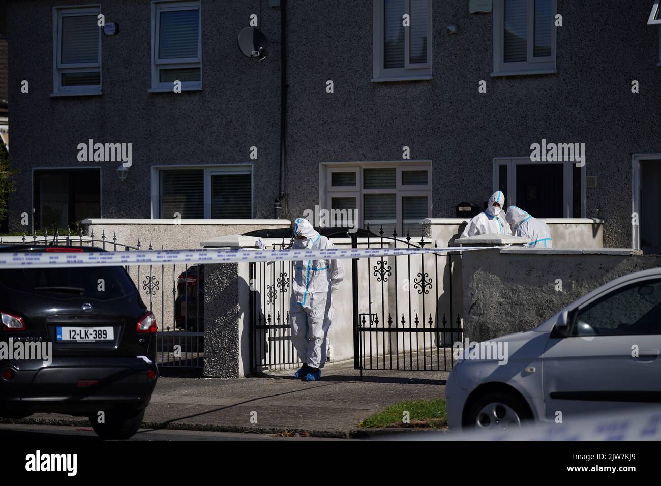 Oficiales forenses en el lugar de la finca Rossfield en Tallaght