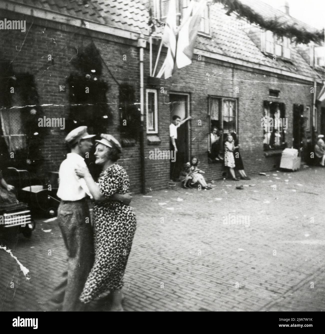 Imagen del partido de liberación en Rasfoosstraat en Utrecht, n.b. Encima de la ventana de Rambosstraat nº 66 A la derecha de la foto, esta era una llamada casa de la tuberculosis con una habitación separada en la parte delantera donde el paciente podía respirar aire fresco extra. Foto de stock