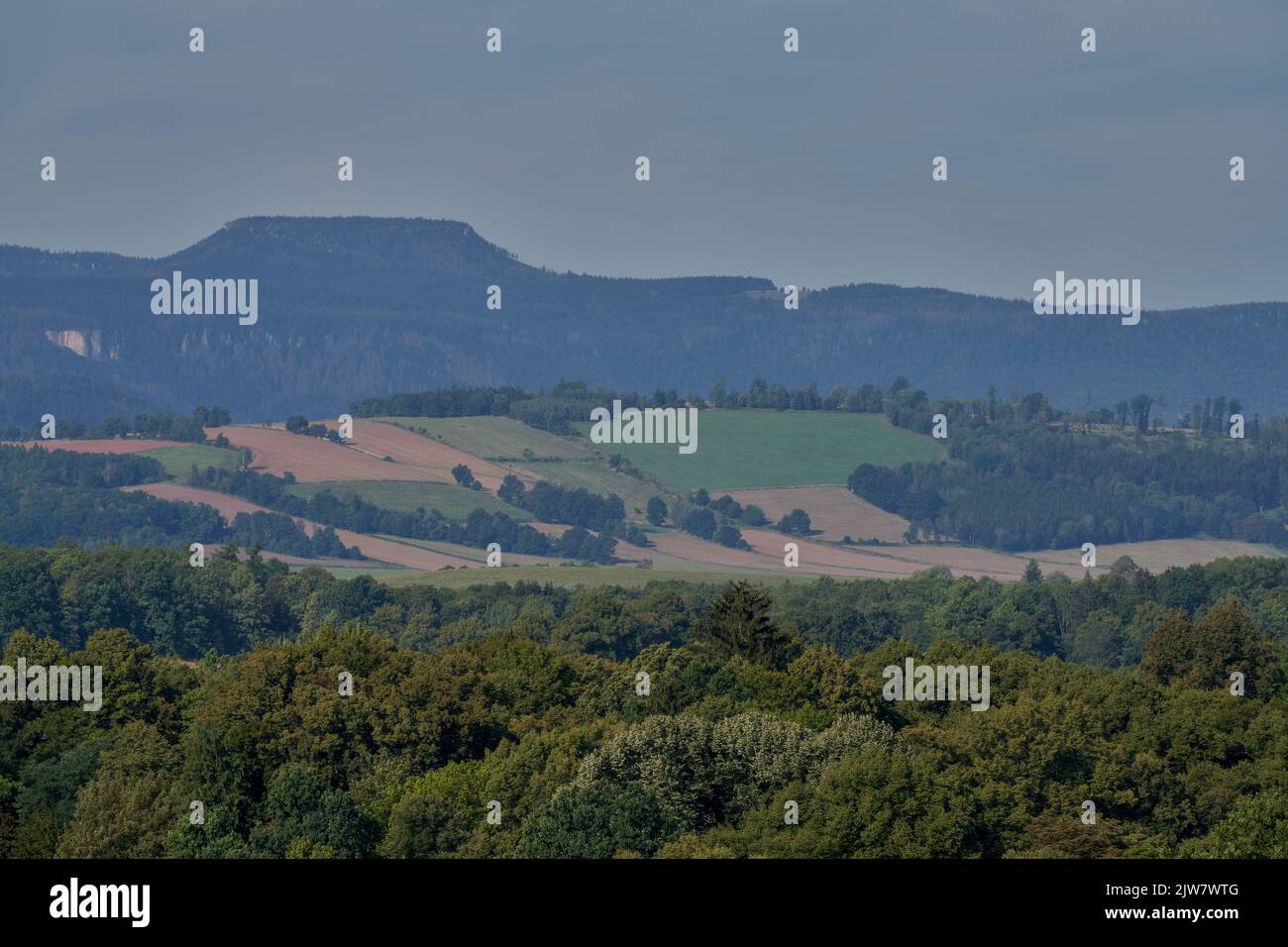 Amplia vista de los Sudetes en el sur desde la carretera sobre Bożków Baja Silesia Polonia Foto de stock