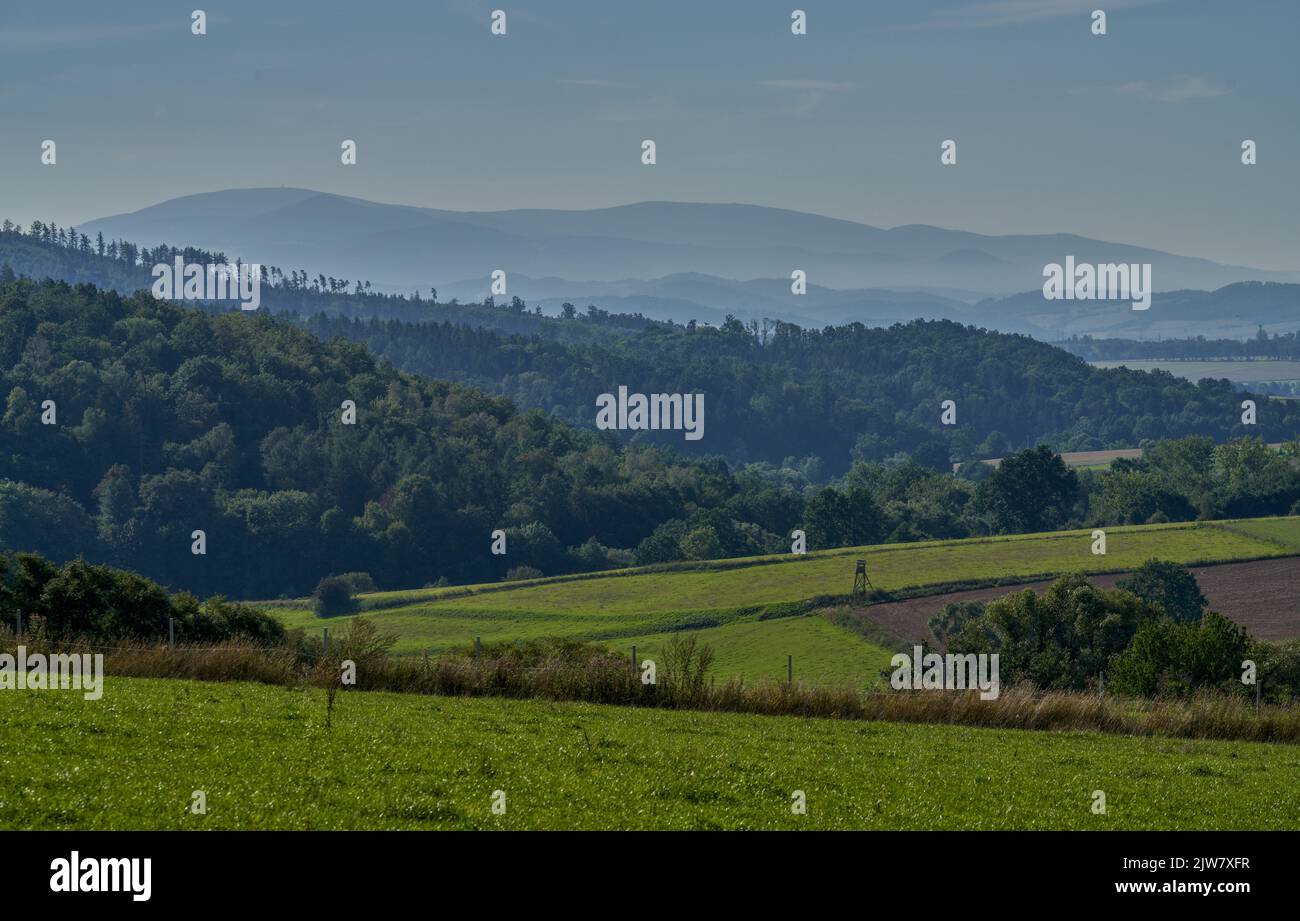 Amplia vista de los Sudetes en el sur desde la carretera sobre Bożków Baja Silesia Polonia Foto de stock