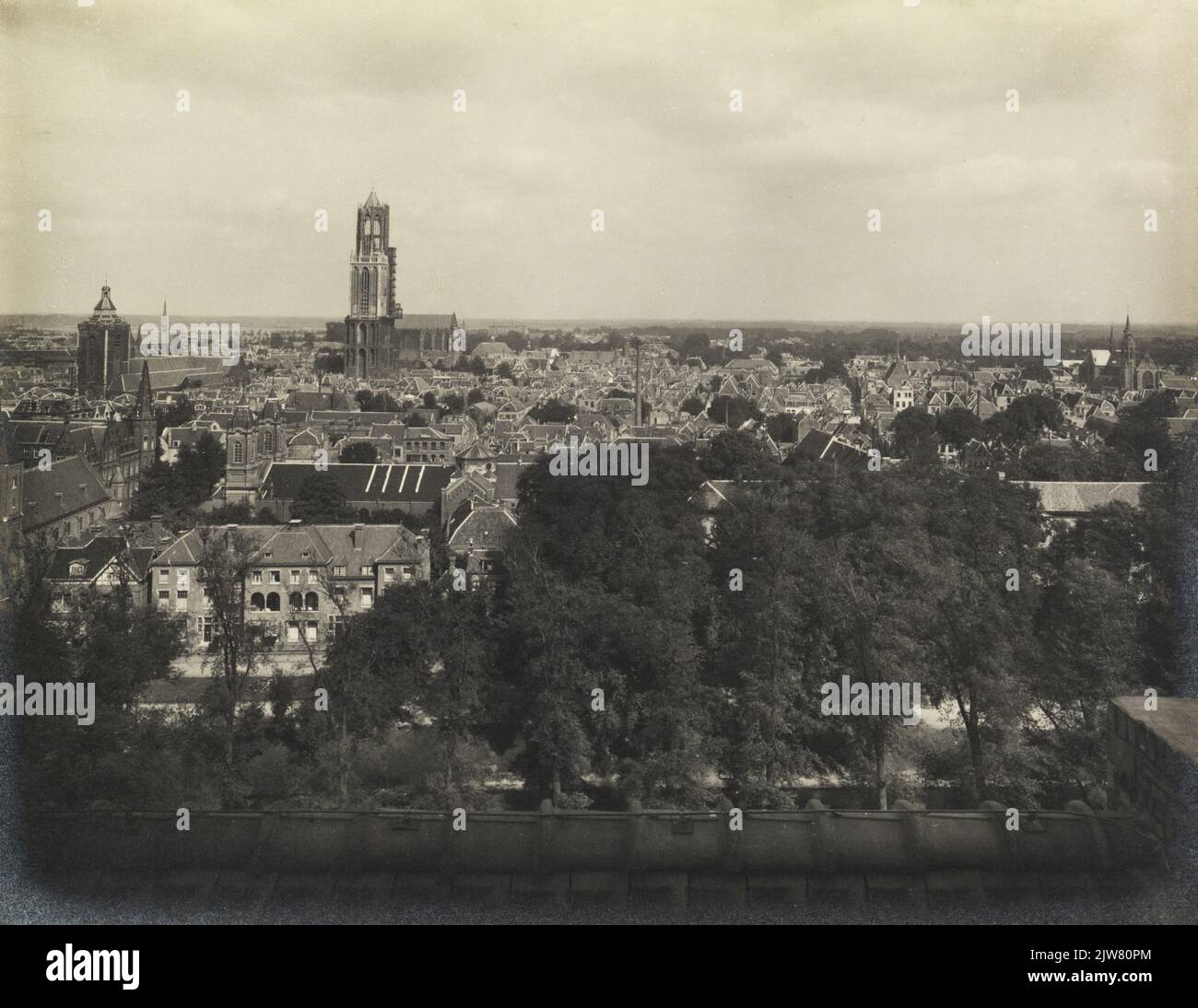 Vista general desde la torre del edificio administrativo 3rd de los Ferrocarriles Holandeses (HGB III, Moreelsepark) en Utrecht, desde el suroeste, con el Willemsplantsoen en primer plano y los oídos del barrio a la izquierda. A la derecha de las orejas del barrio de la torre De Dom. Foto de stock