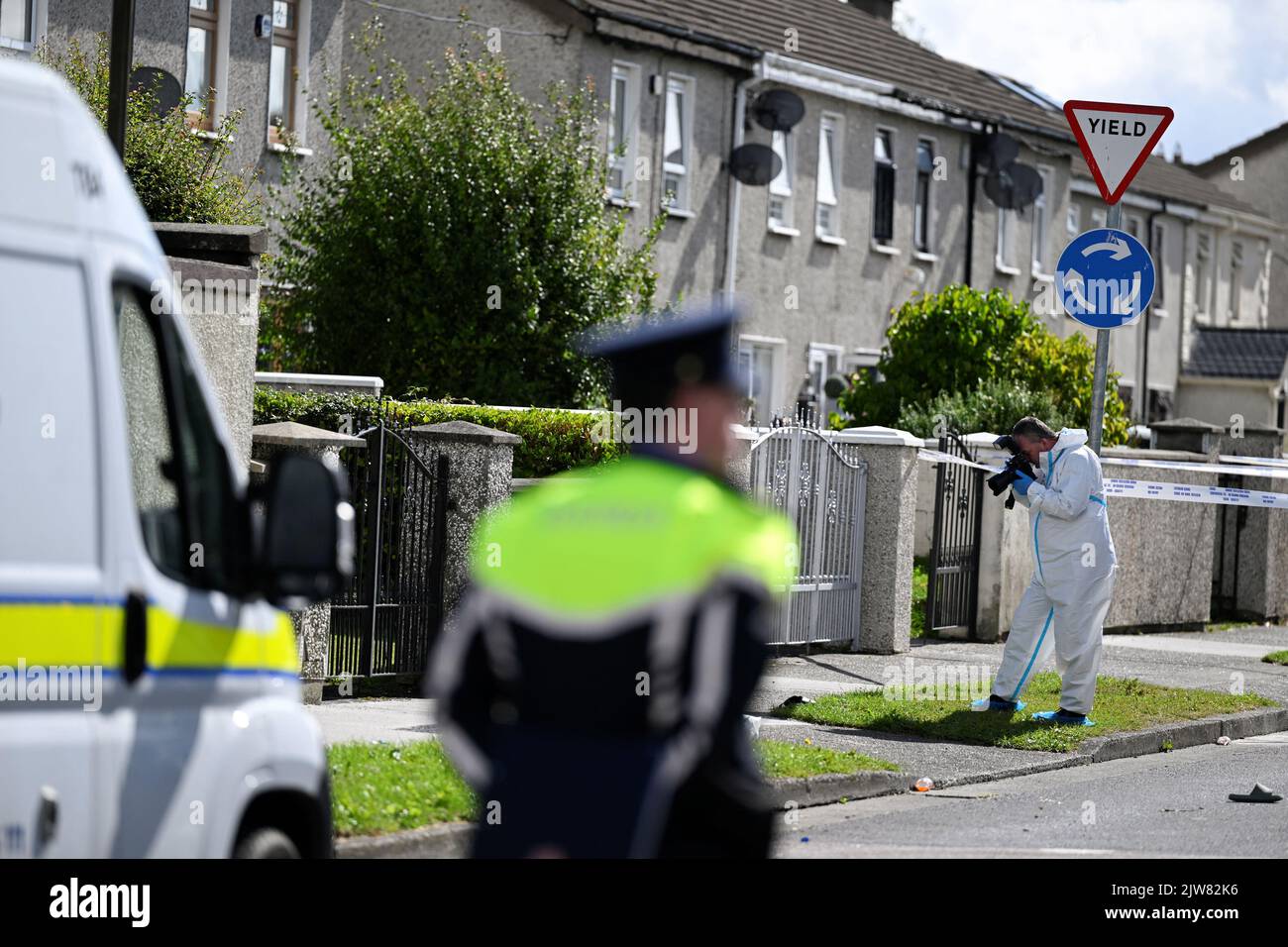 Oficiales de la policía y del equipo forense investigan cerca del lugar