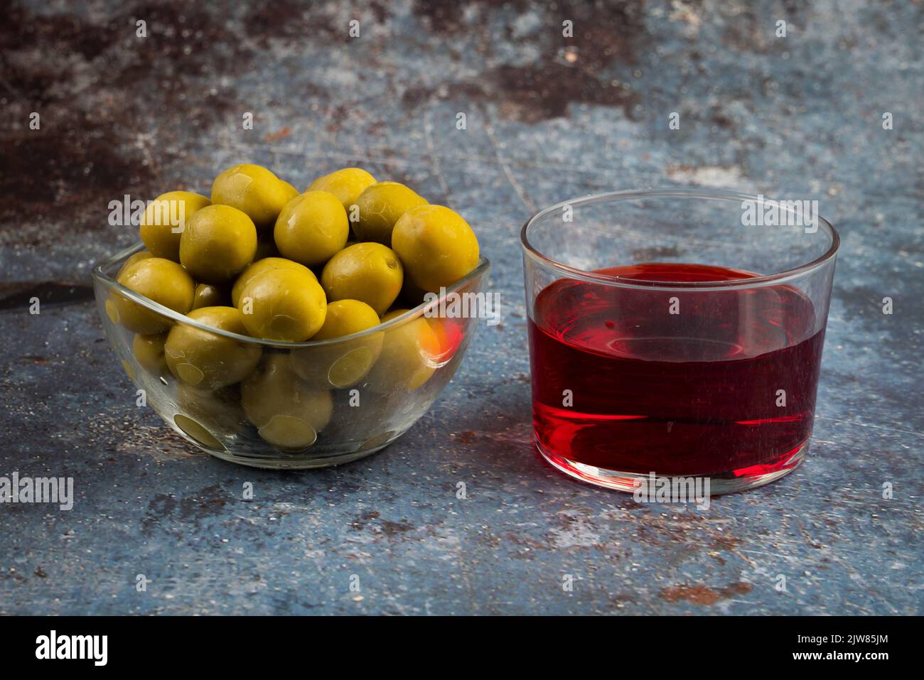 Aperitivo de oliva con una copa de vino. Foto de stock