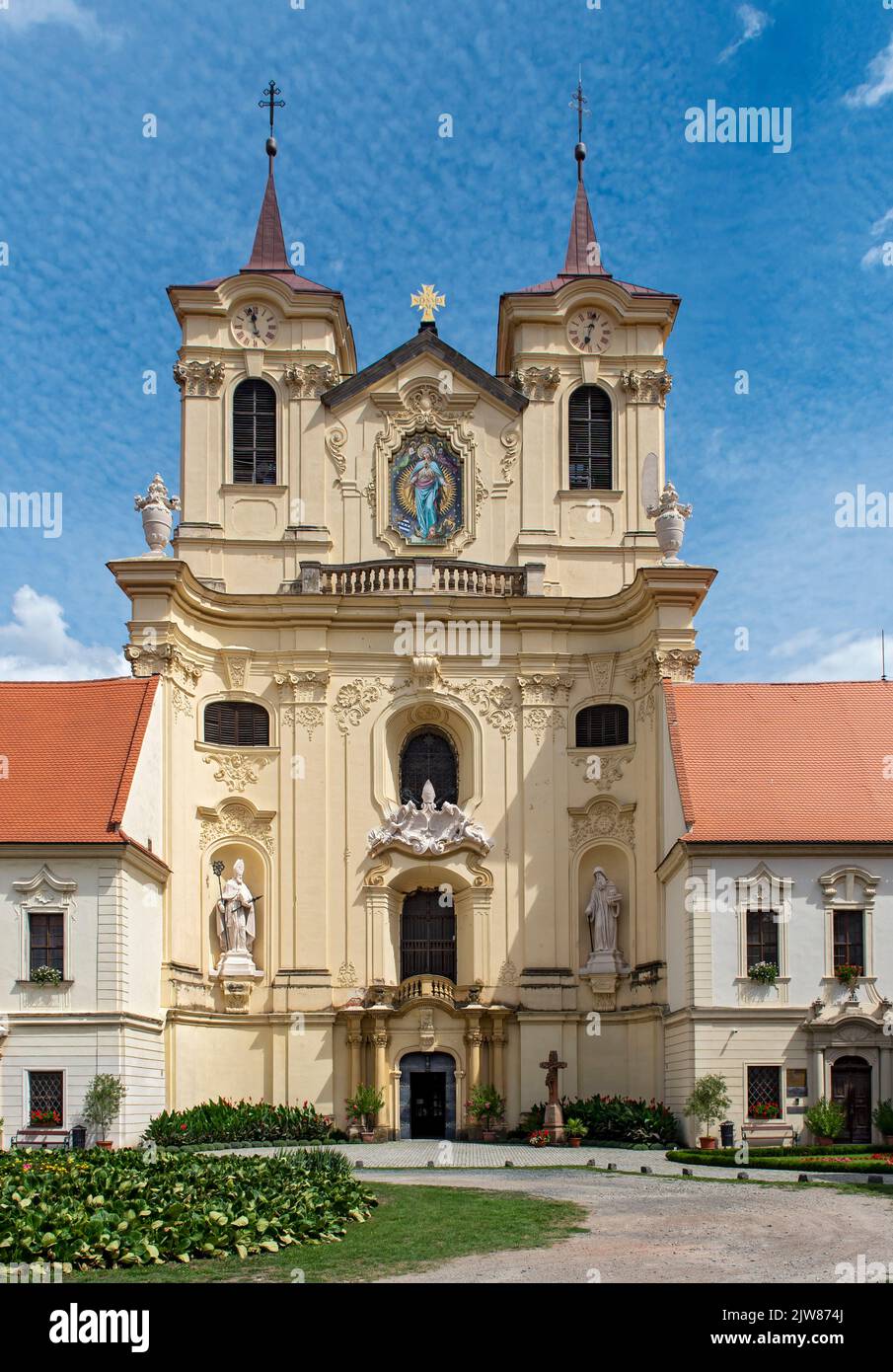 Iglesia de San Pedro y San Pablo, Monasterio Benedictino, Rajhrad, República Checa Foto de stock