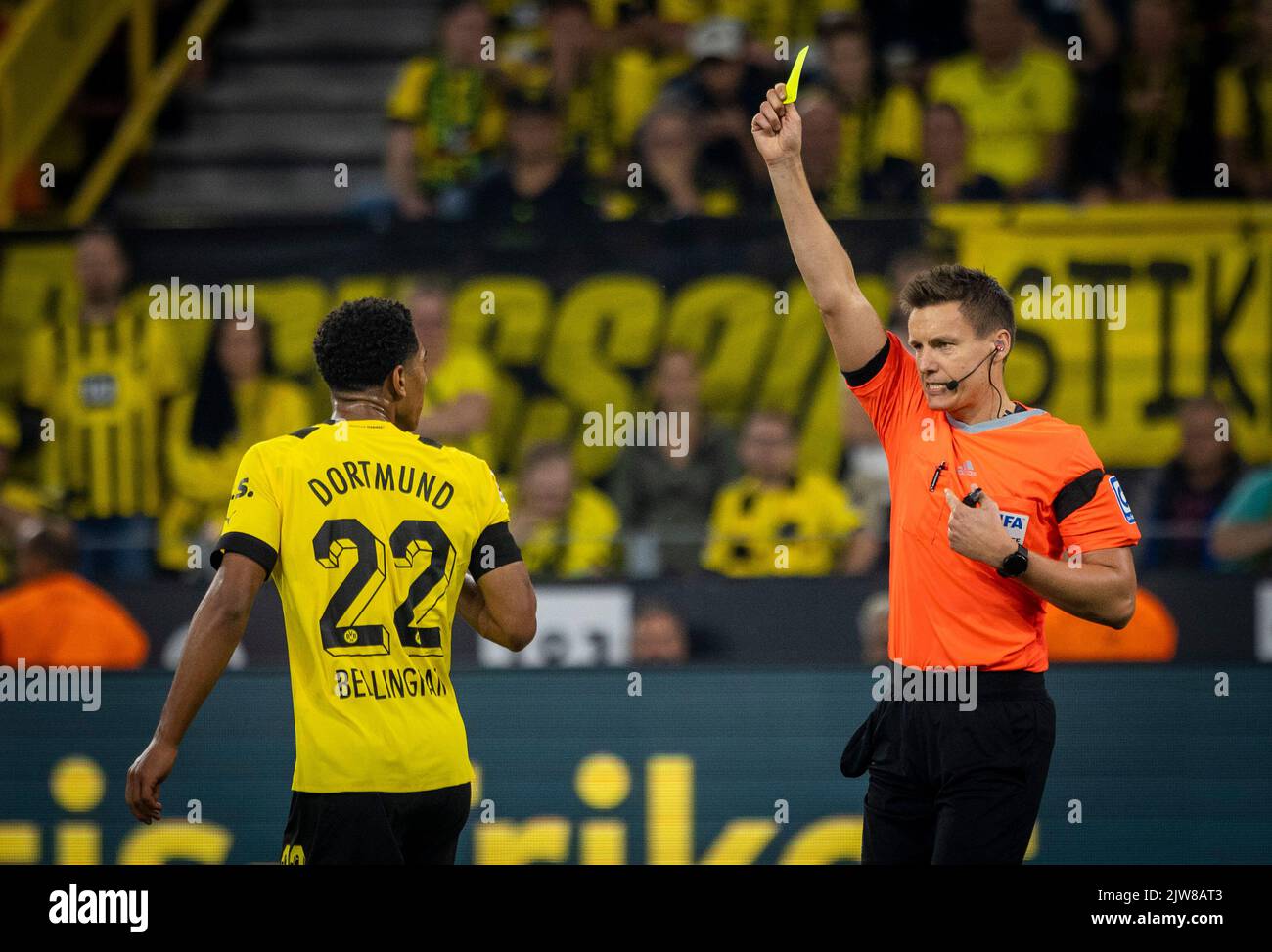 Zeigt die gelbe karte zeigt die gelbe karte fotografías e imágenes de