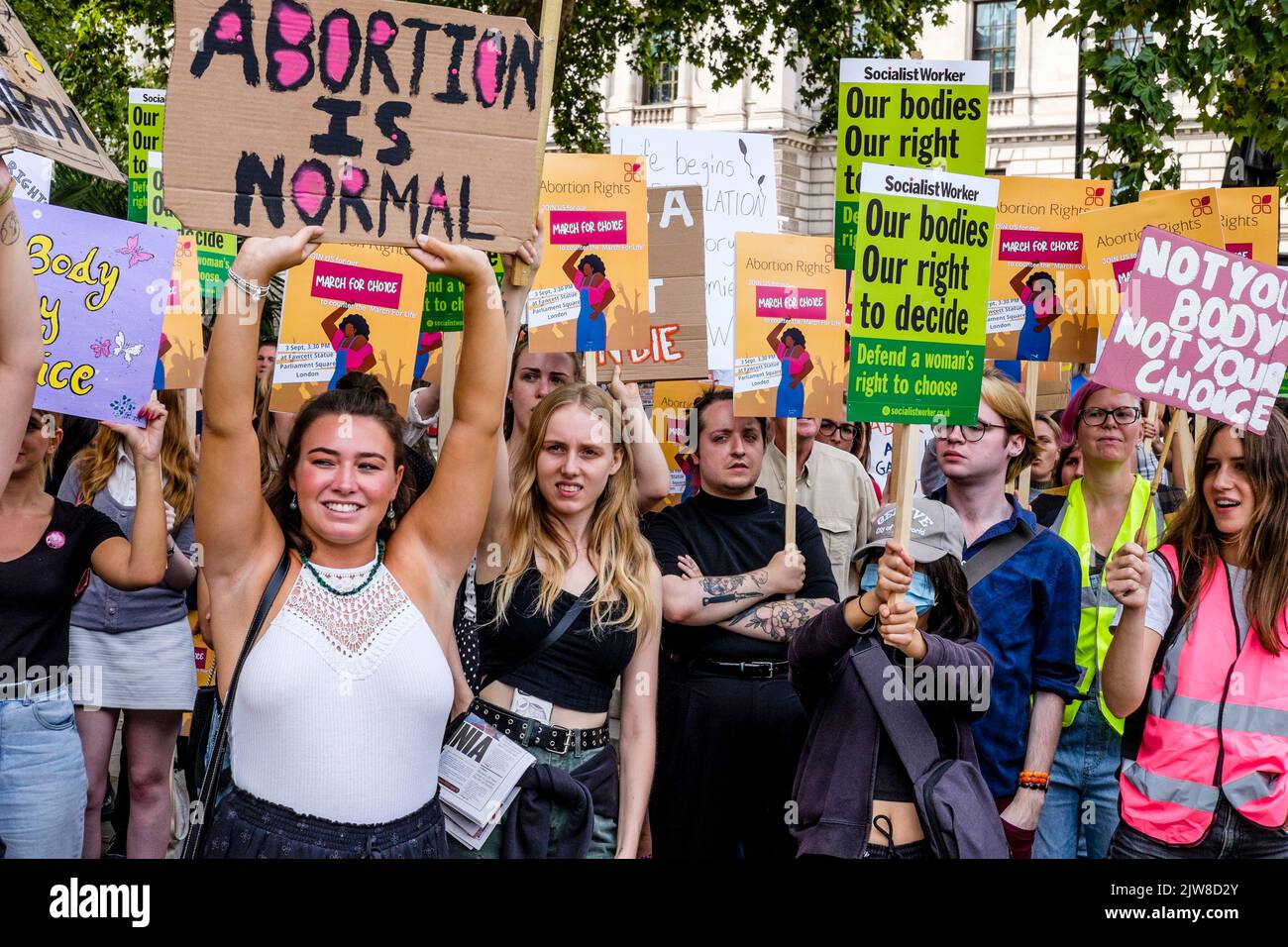 Londres, Reino Unido. 3 de septiembre de 2022. Los activistas pro-elección del aborto muestran mensajes sobre los derechos de las mujeres a elegir durante una marcha por elección en la Plaza del Parlamento en oposición a una manifestación que también está llevando a cabo grupos de campaña contra el aborto. Foto de stock