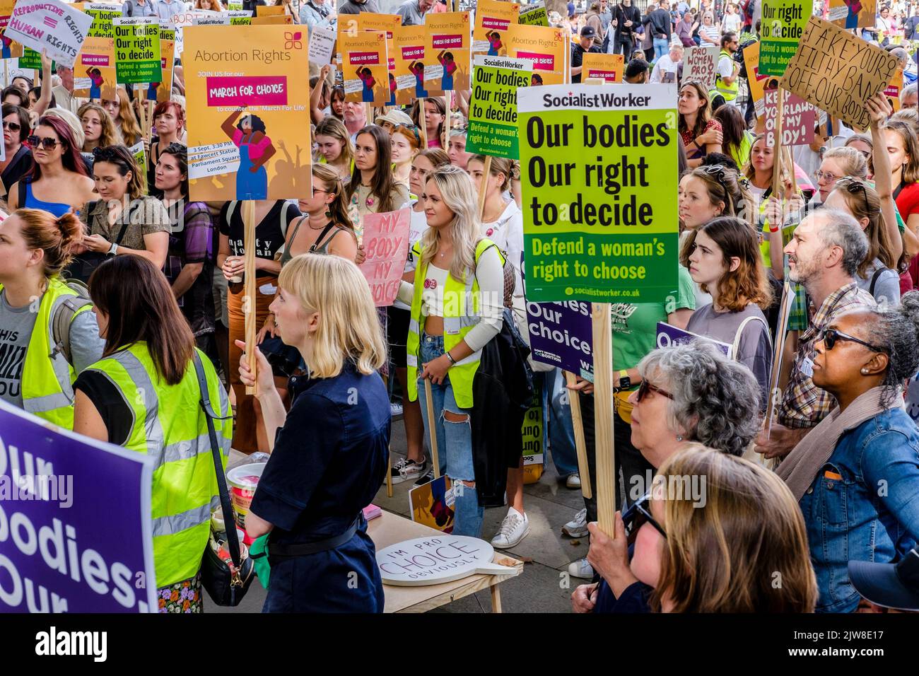 Londres, Reino Unido. 3 de septiembre de 2022. Miembros de grupos antiaborto se reúnen en Parliament Square, Westminster, después de una 'Marcha por la Vida' anual en el centro de Londres. Los activistas pro-opción del aborto también se reúnen para expresar su oposición al movimiento antiabortista. En la foto: Activistas pro-elección del aborto muestran mensajes sobre los derechos de las mujeres a elegir durante una marcha por elección en la Plaza del Parlamento en oposición a la manifestación contra el aborto. Foto de stock