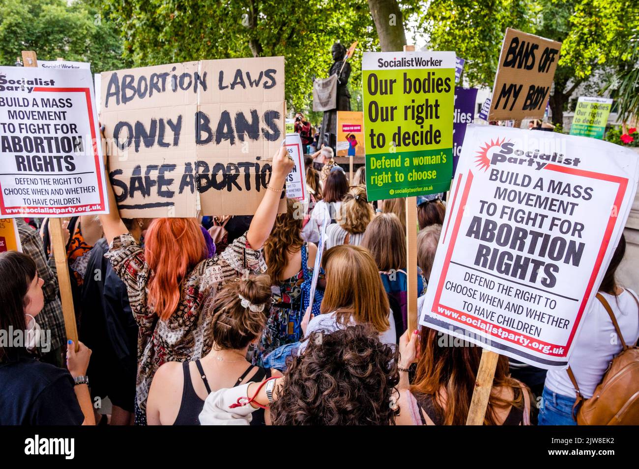 Londres, Reino Unido. 3 de septiembre de 2022. Los activistas pro-elección del aborto muestran mensajes sobre los derechos de las mujeres a elegir durante una marcha por elección en la Plaza del Parlamento en oposición a una manifestación que también está llevando a cabo grupos de campaña contra el aborto. Foto de stock