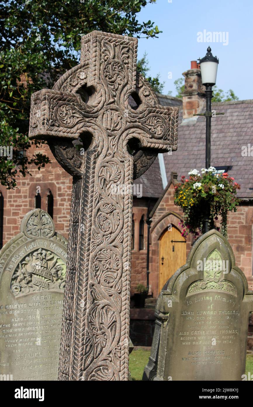 Cruz de piedra tallada ornamentalmente, cementerio de la iglesia de St Marys, Eastham, Wirral Foto de stock