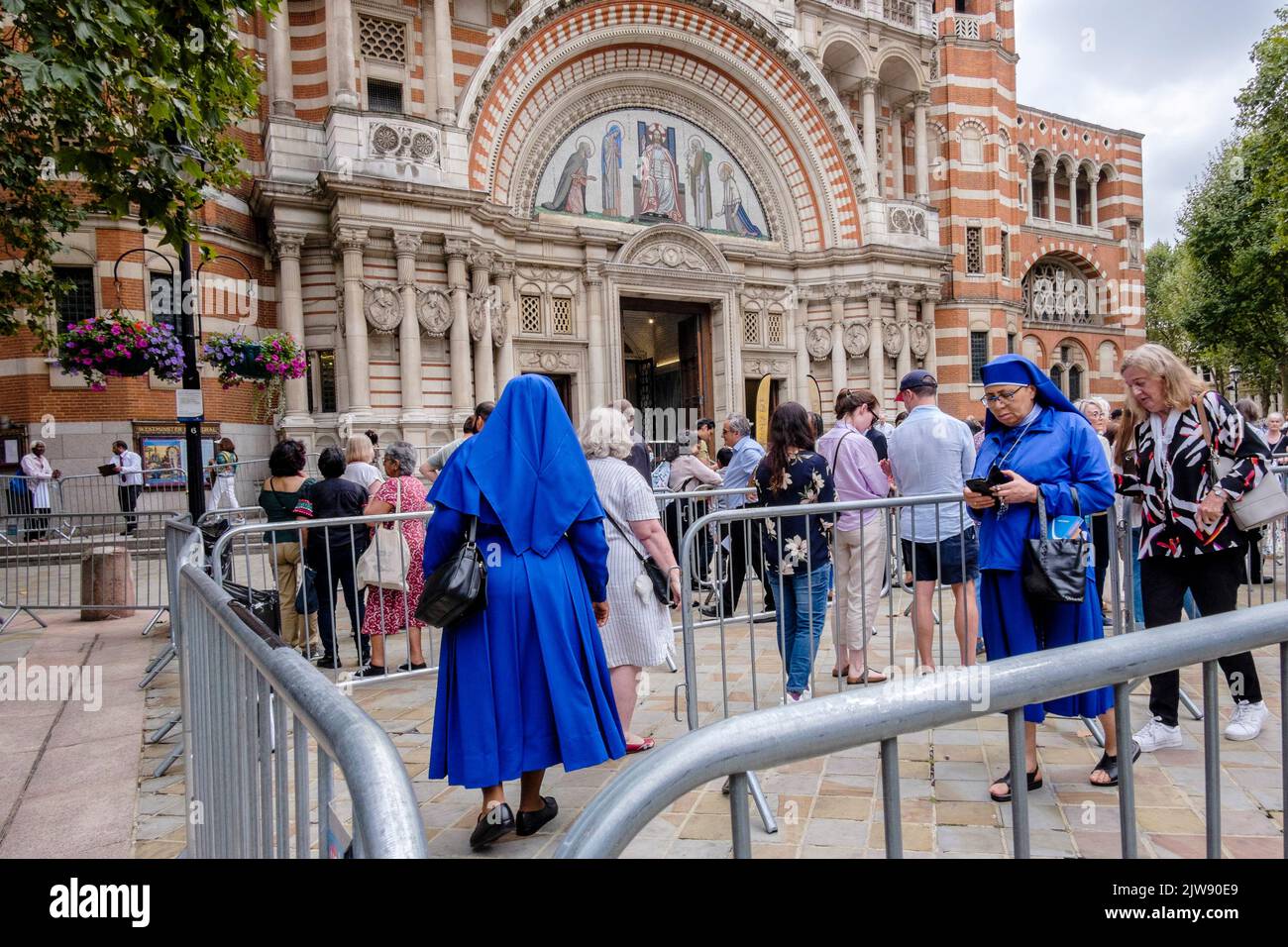 Londres, Reino Unido. 3rd de septiembre de 2022, devotos religiosos hacen cola fuera de la Catedral de Westminster para ver las reliquias de Santa Bernadette por primera vez en el Reino Unido durante un viaje por Inglaterra, Escocia y Gales durante septiembre y octubre de 2022. Foto de stock