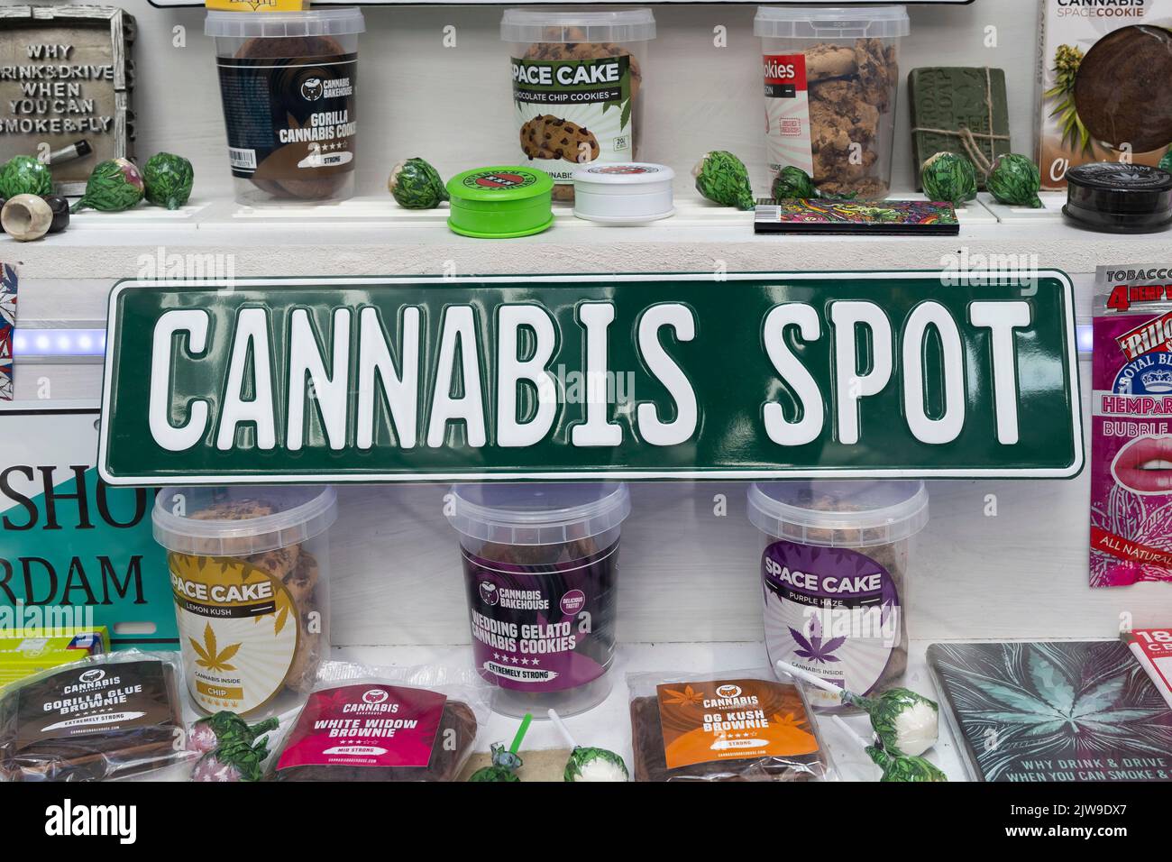 Una colección de parafernalia de cannabis en la ventana de una tienda en Amsterdam, Holanda. Foto de stock