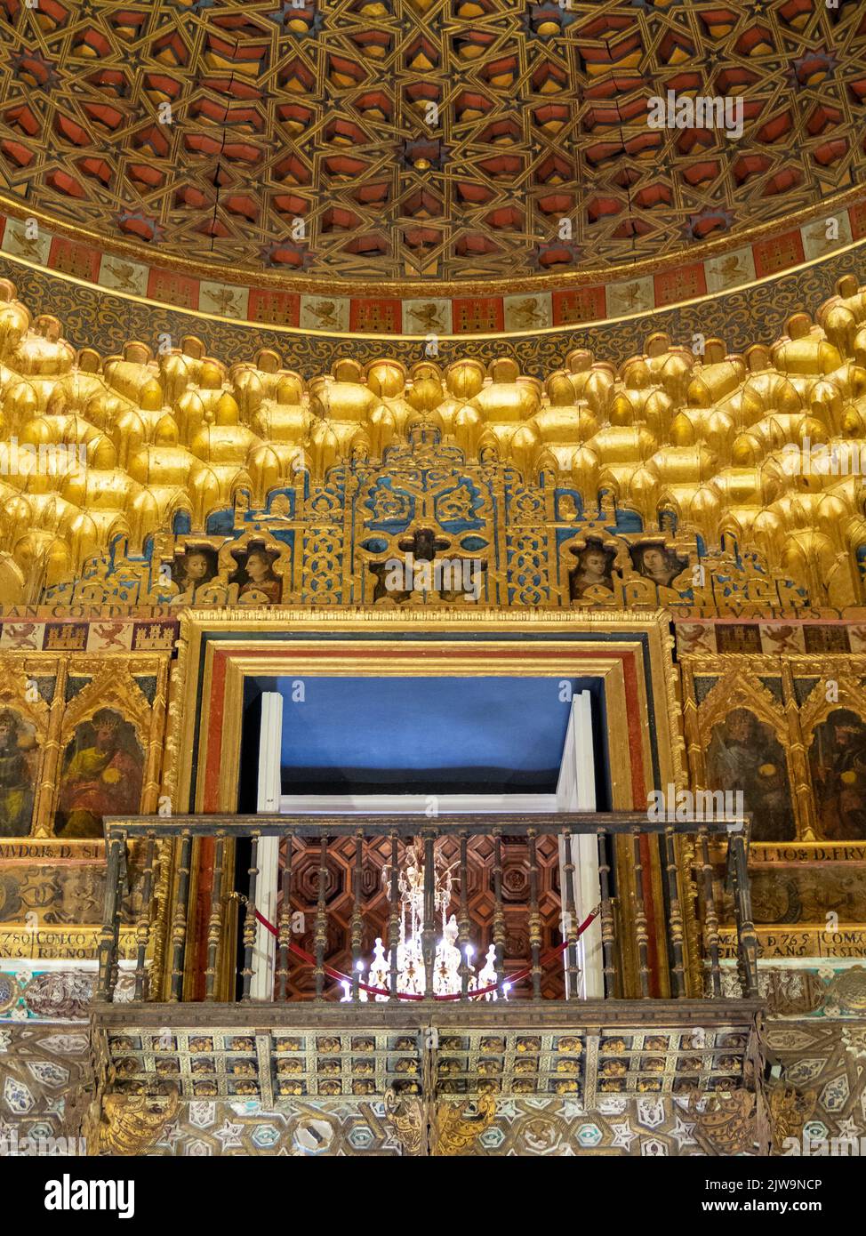 Alcázar de Sevilla, Salón de Embajadores, el detalle de las pinturas donde  aparecen los reyes Juan II, Henr Fotografía de stock - Alamy