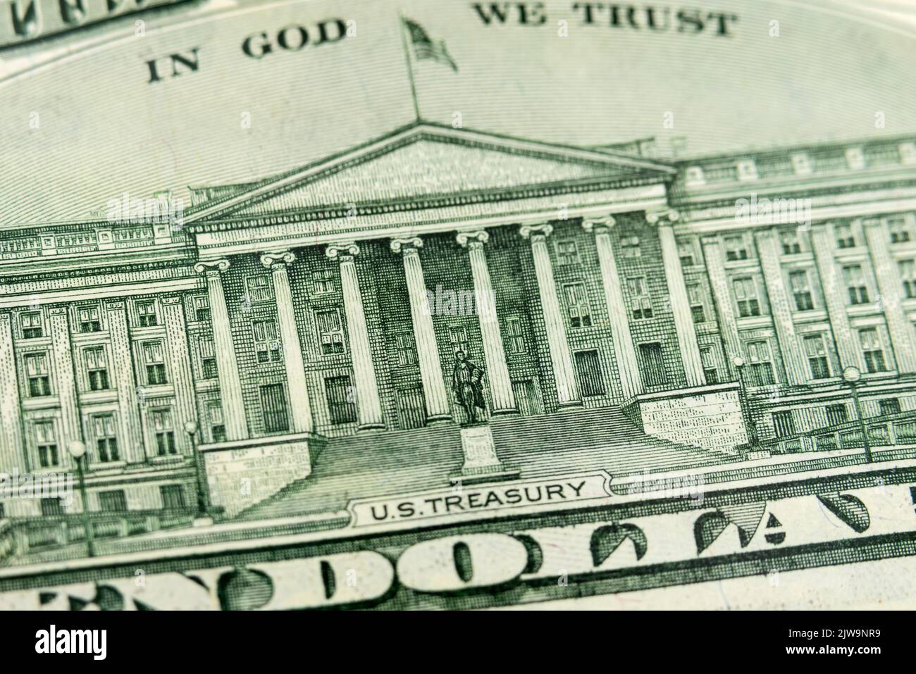 Primer plano macroeconómico del edificio del Tesoro de EE.UU. A consecuencia del billete de diez dólares de EE.UU. Foto de stock