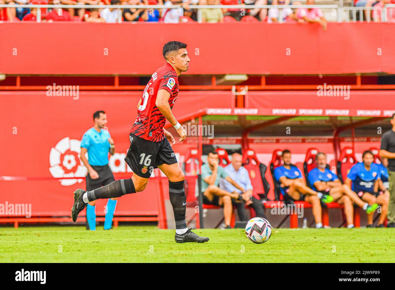 MALLORCA, ESPAÑA - SEPTIEMBRE 3: Rodrigo Battaglia del RCD Mallorca entre el RCD Mallorca y el Girona CF de La Liga Santander el 3 de septiembre de 2022 en el Visit Mallorca Stadium Son Moix en Mallorca, España. (Foto de Samuel Carreño/ PX Images) Foto de stock