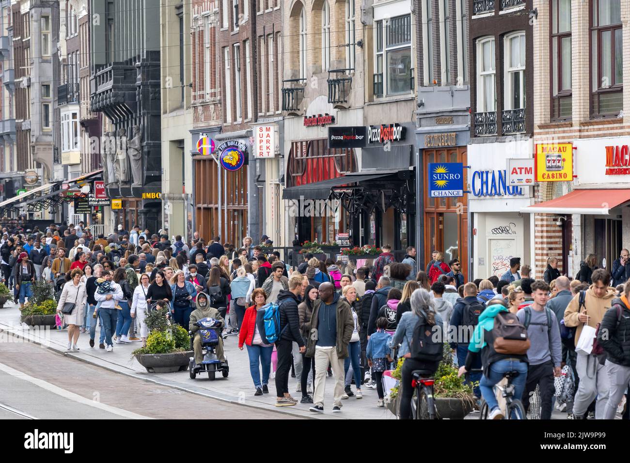 Una vista general de una calle concurrida en Ámsterdam, Holanda. Foto de stock