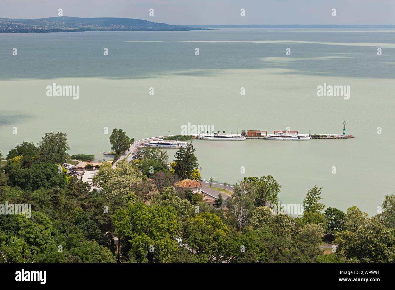 Tihany, península de Tihany, Hungría. Lago Balaton y Tihany pueblo puerto con transbordadores en el ancla. Foto de stock