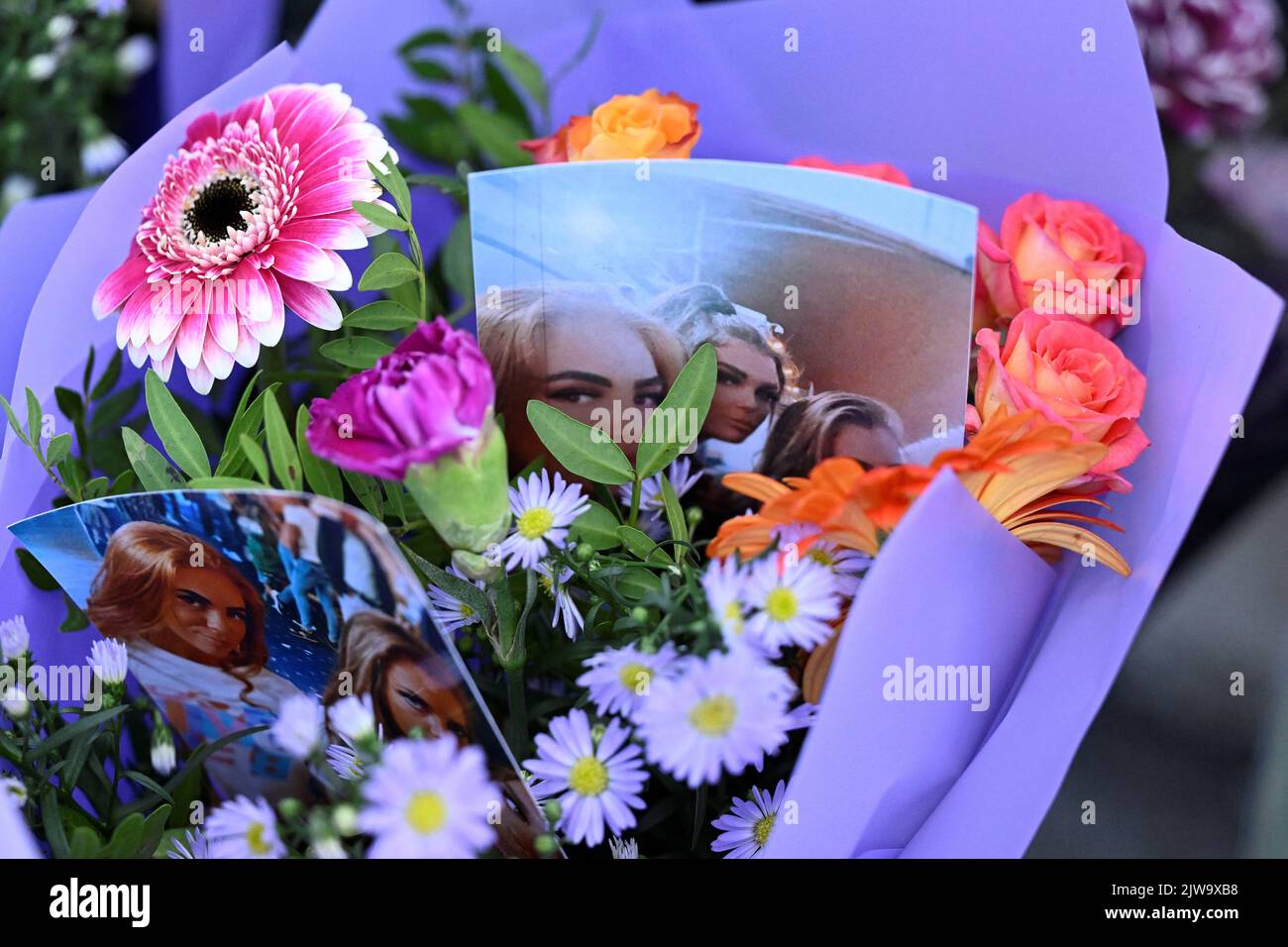 Las flores y las fotografías se dejan cerca de la escena donde un