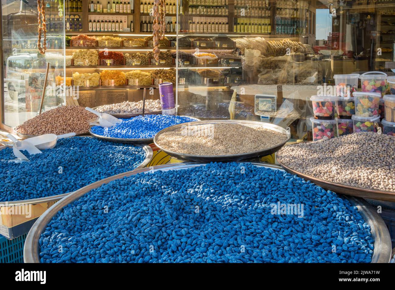Almendras cubiertas con una guinda azul dulce para la venta en la ciudad de Mardin, Turquía. Foto de stock