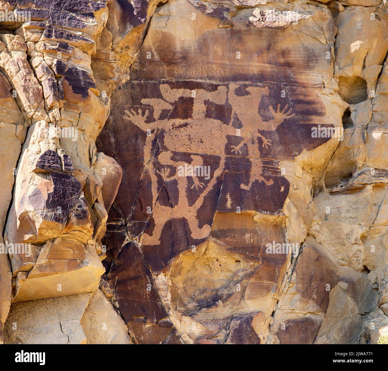 Petroglifos arte rupestre en Legend Rock State Arqueológico Site, Wyoming - Esta gran figura antropomórfica parece tener una segunda figura en su interior w Foto de stock