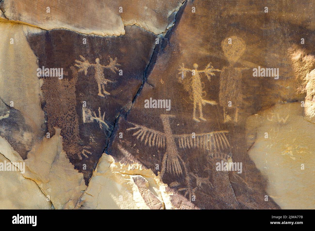 Petroglifos arte rupestre en Leyenda Rock Estado sitio arqueológico, Wyoming - Este grupo de figuras en toto incluye un thunderbird, que es associa Foto de stock
