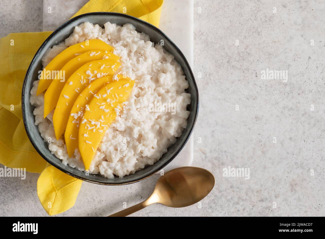 mango maduro fresco y arroz pegajoso con leche de coco Foto de stock