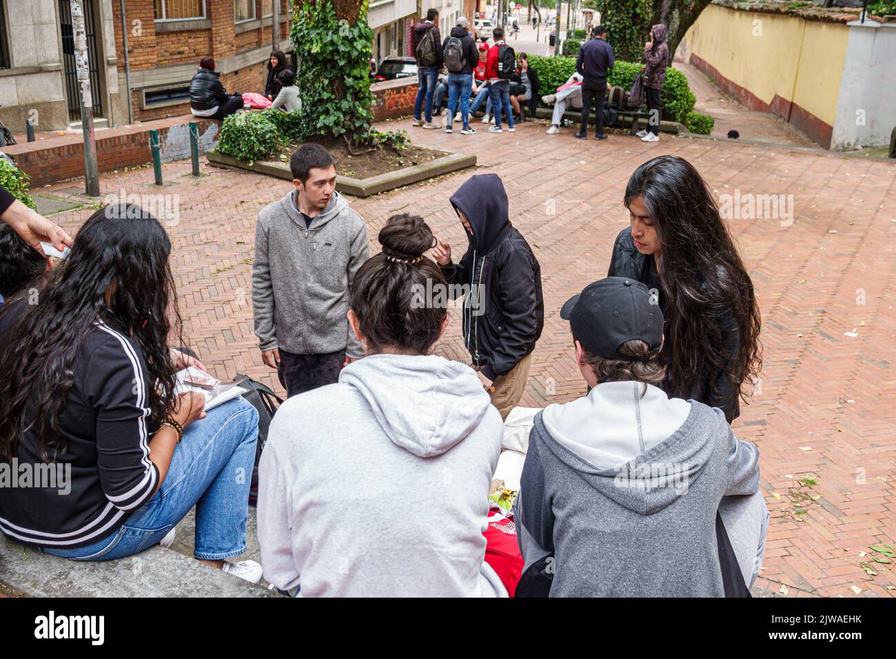 Bogota Colombia, La Candelaria Centro Histórico Centro Histórico Centro Ciudad Vieja Centro Egipto Universidad de los Andes estudiantes, teen teens tee Foto de stock