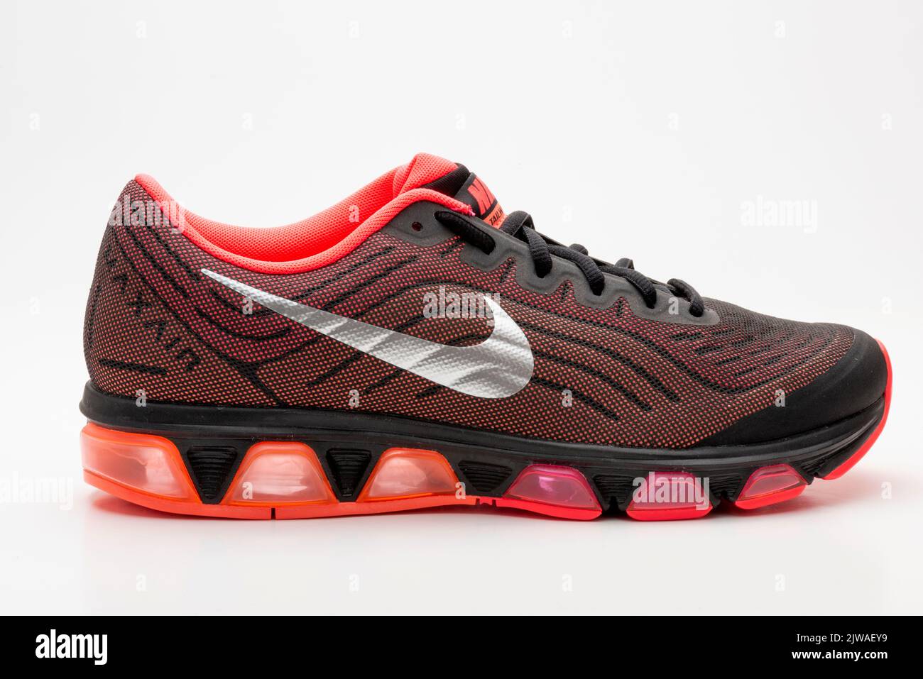 Zapatillas Nike Air Max Tailwind 6 de color naranja con diseño multicolor  para hombre de 2013 en color negro Fotografía de stock - Alamy