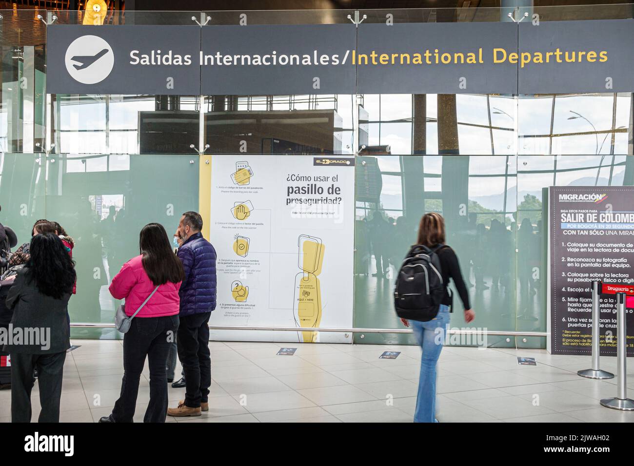 Bogotá Colombia,Aeropuerto Internacional El Dorado Aeropuerto Internacional El Dorado Terminal interior,Colombianos Hispanos SO Foto de stock