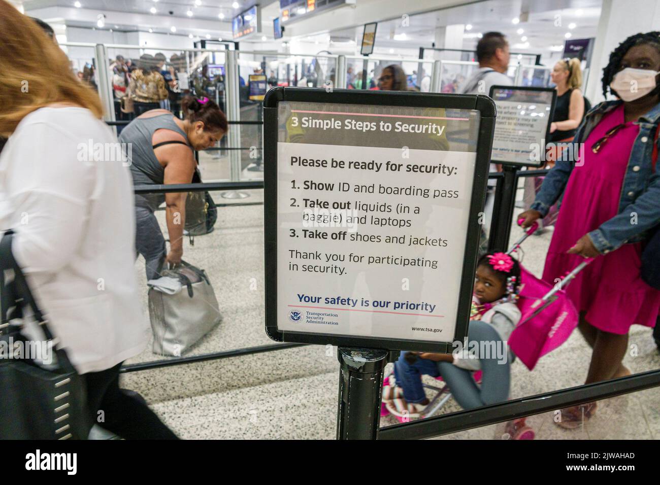 Miami Florida,Aeropuerto Internacional de Miami MIA TERMINAL SECURITY,Administración de Seguridad en el Transporte Departamento de Seguridad Nacional de TSA anti-terror Foto de stock