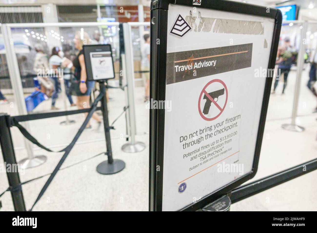 Miami Florida,Aeropuerto Internacional de Miami MIA TERMINAL SECURITY,Administración de Seguridad en el Transporte Departamento de Seguridad Nacional de TSA anti-terror Foto de stock