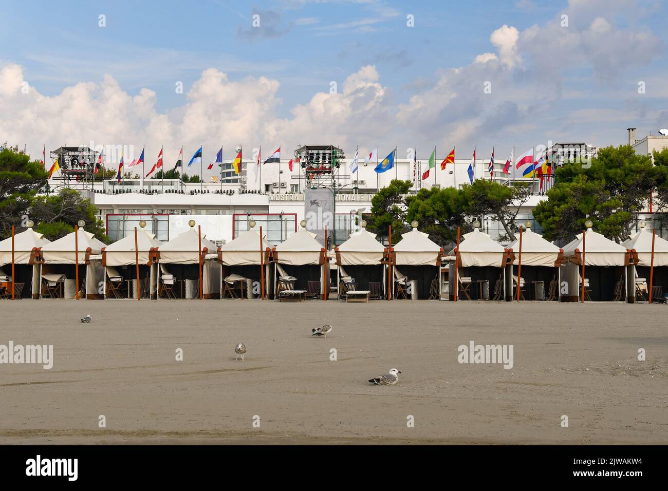 La playa frente al Cinema Palace, sede del Festival Internacional de Cine de Venecia 79th, Lido de Venecia, Venecia, Véneto, Italia Foto de stock