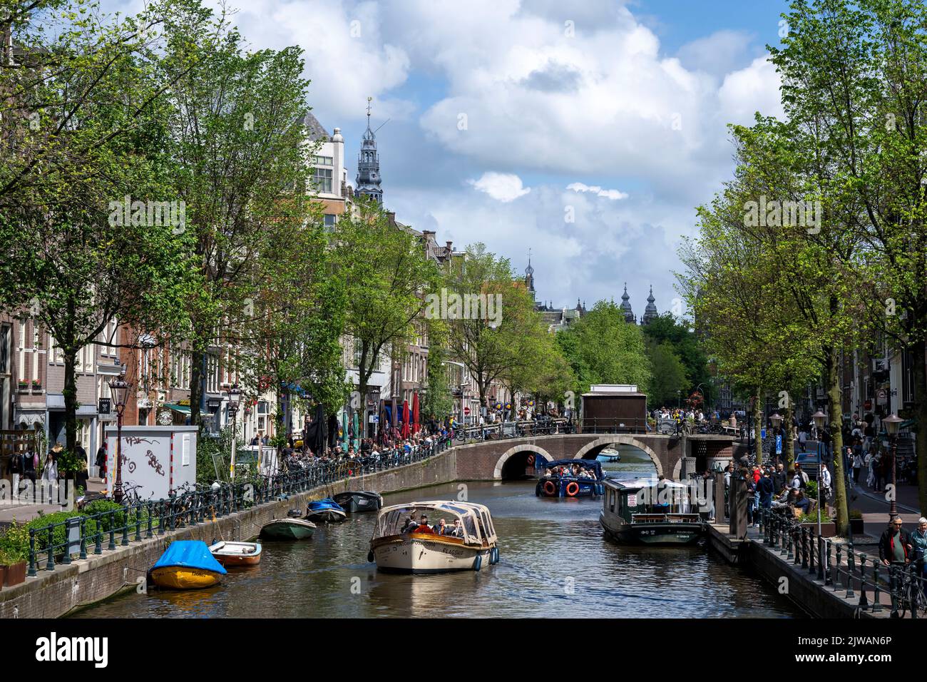 Barcos en los canales de Amsterdam en Holanda. Foto de stock