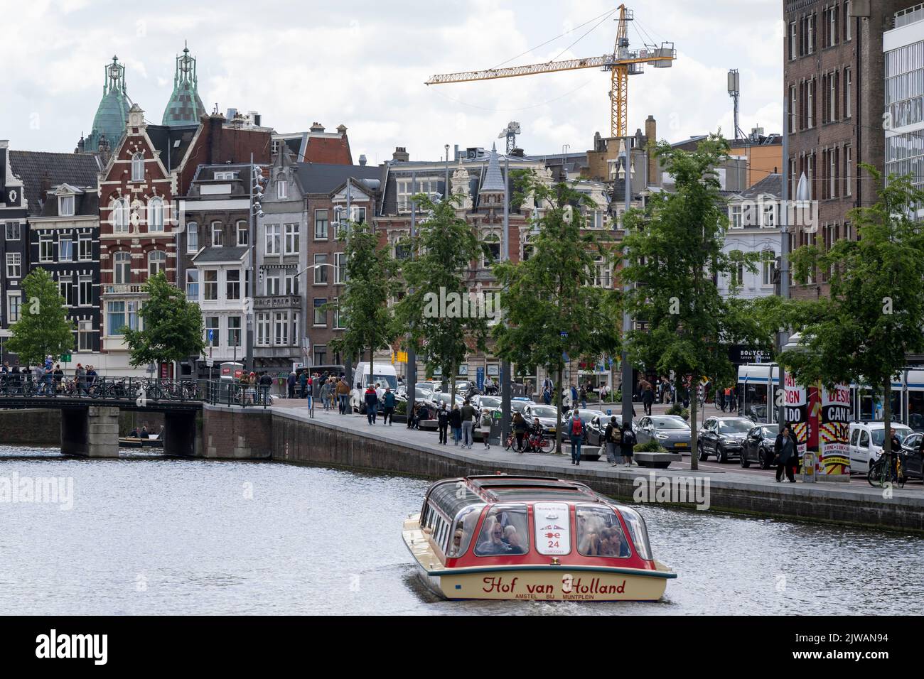 Barcos en los canales de Amsterdam en Holanda. Foto de stock