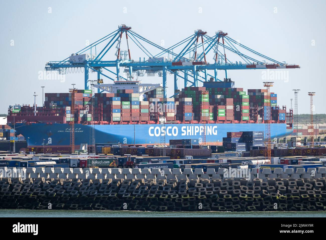 Un buque de carga Cosco Shipping en el muelle de Brujas, Bélgica. Foto de stock