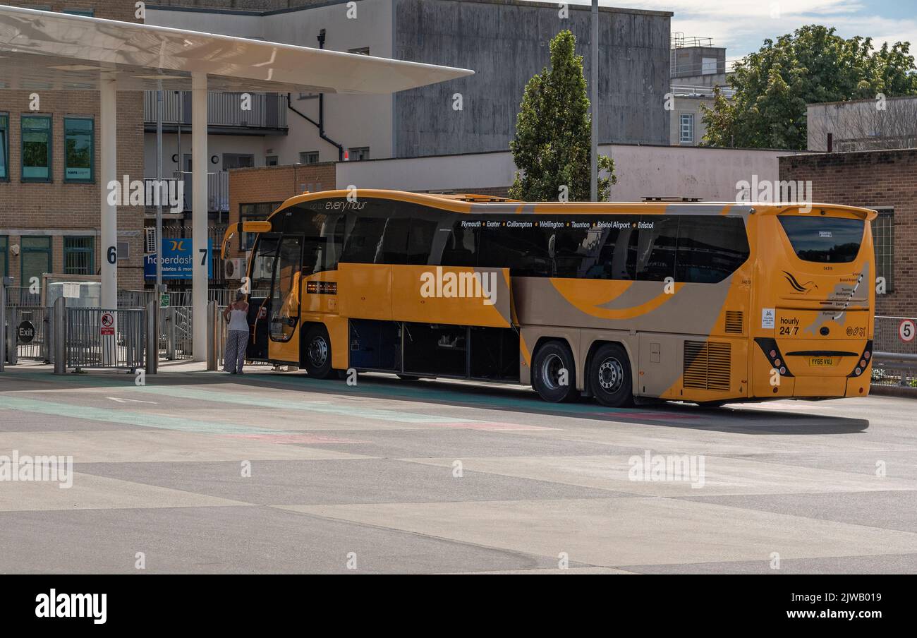 Plymouth, Devon, Inglaterra, Reino Unido. 2022. Viaje en autobús desde y hacia la estación de autobuses del centro de la ciudad de Plymouth, Reino Unido. Foto de stock