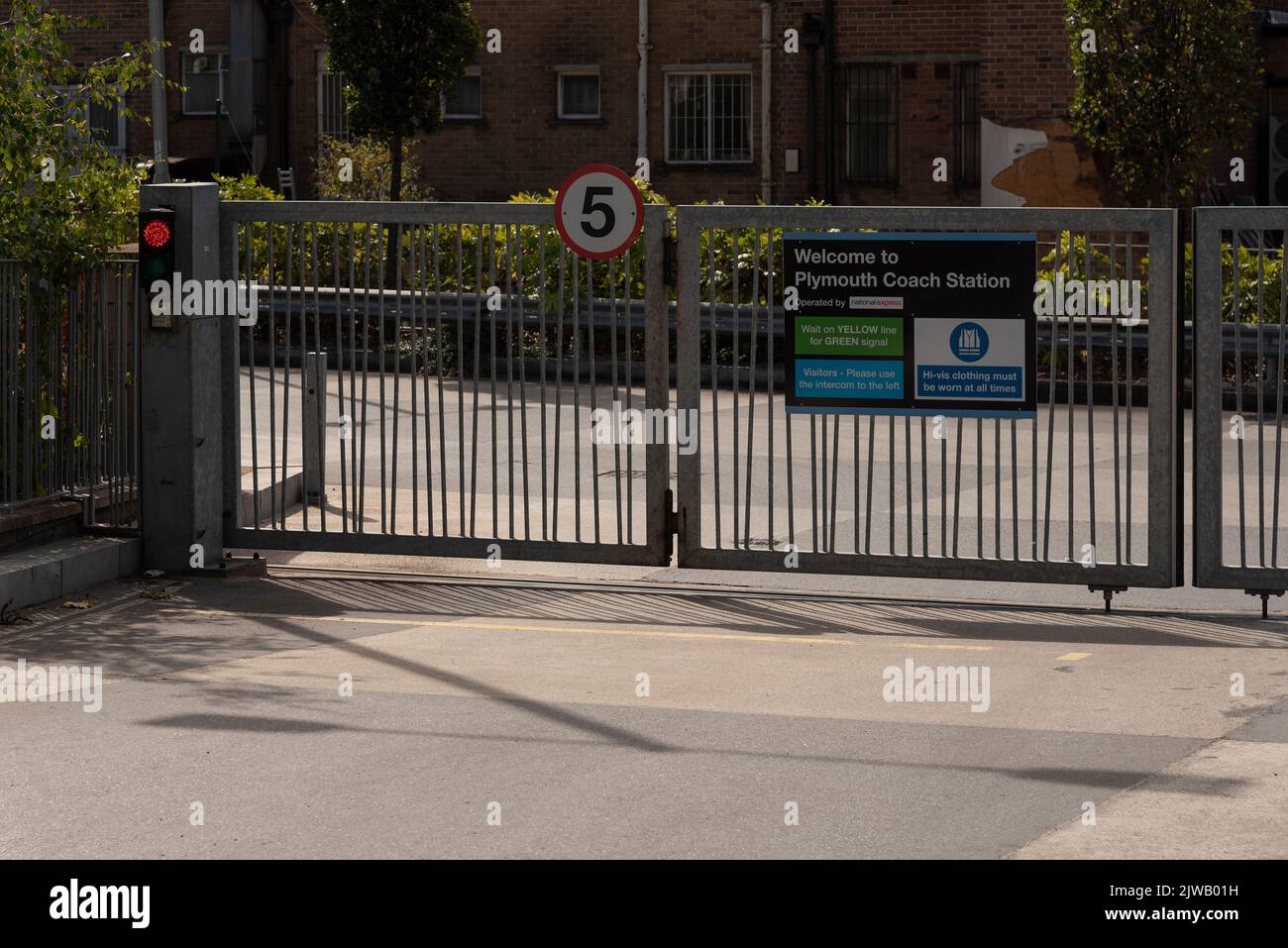 Plymouth, Devon, Inglaterra, Reino Unido. 2022. Puertas de entrada y salida de seguridad para autobuses en la estación de autobuses del centro de la ciudad en Plymouth, Reino Unido. Foto de stock