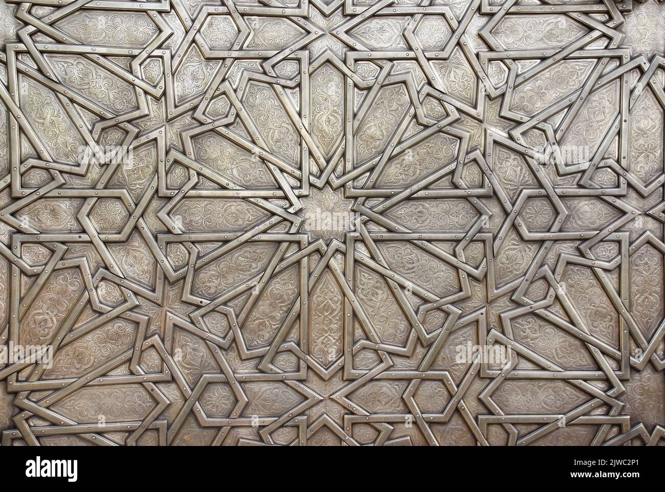 Detalle de puerta de metal con ornamento islámico tradicional. Obturador de cobre para la ventana con motivos florales antiguos y nacionales marroquíes. Ornamentos orientales wi Foto de stock