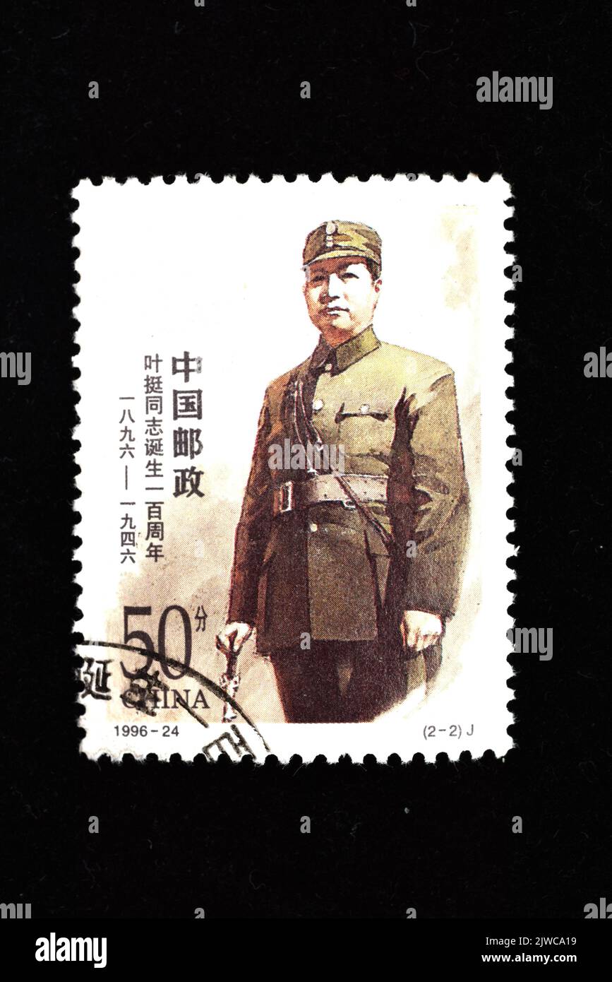 CHINA - CIRCA 1996: Un sello impreso en China muestra el 100th Aniversario del Camarada Yeting, circa 1996 Foto de stock