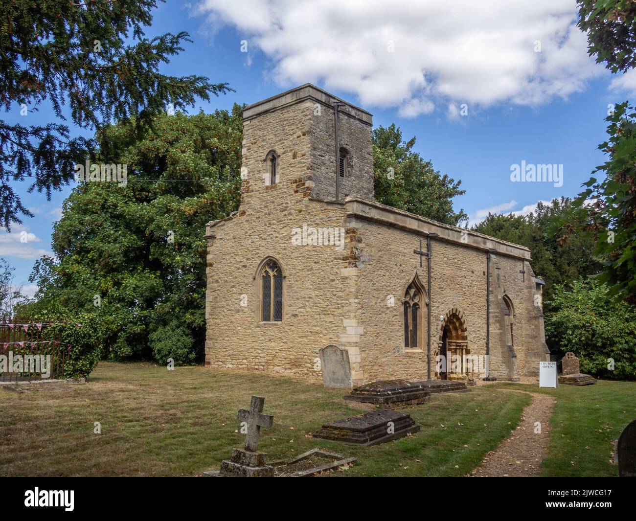 La iglesia medieval de San Michaels y todos los Ángeles en el pueblo de Farndish, Bedfordshire, Reino Unido; data de alrededor de 1200 con una torre del siglo 15. Foto de stock