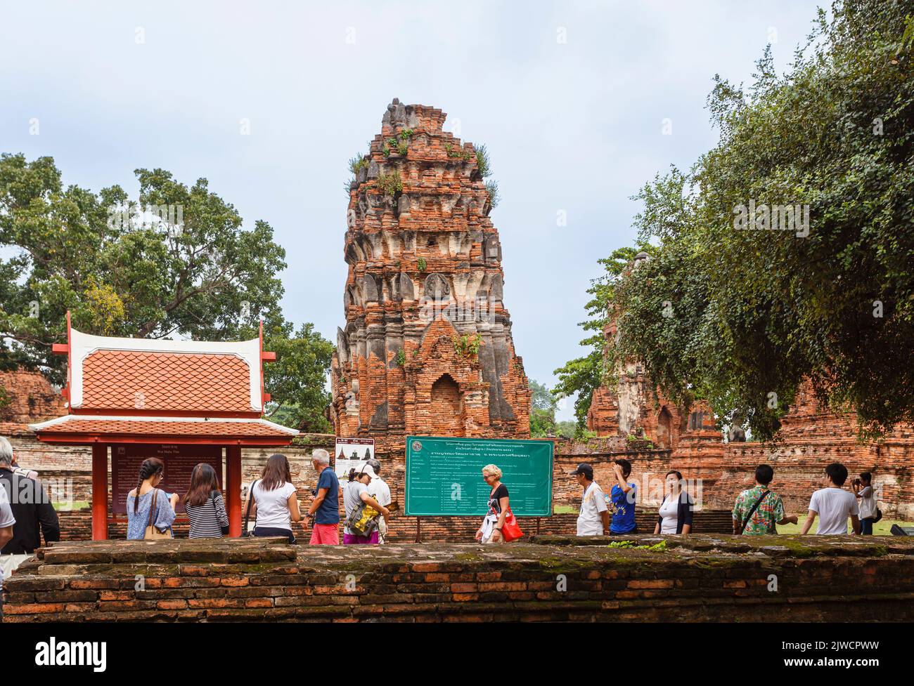 Prang por la entrada a las ruinas de Wat Maha That, el sagrado templo real en Ayutthaya, Tailandia Foto de stock