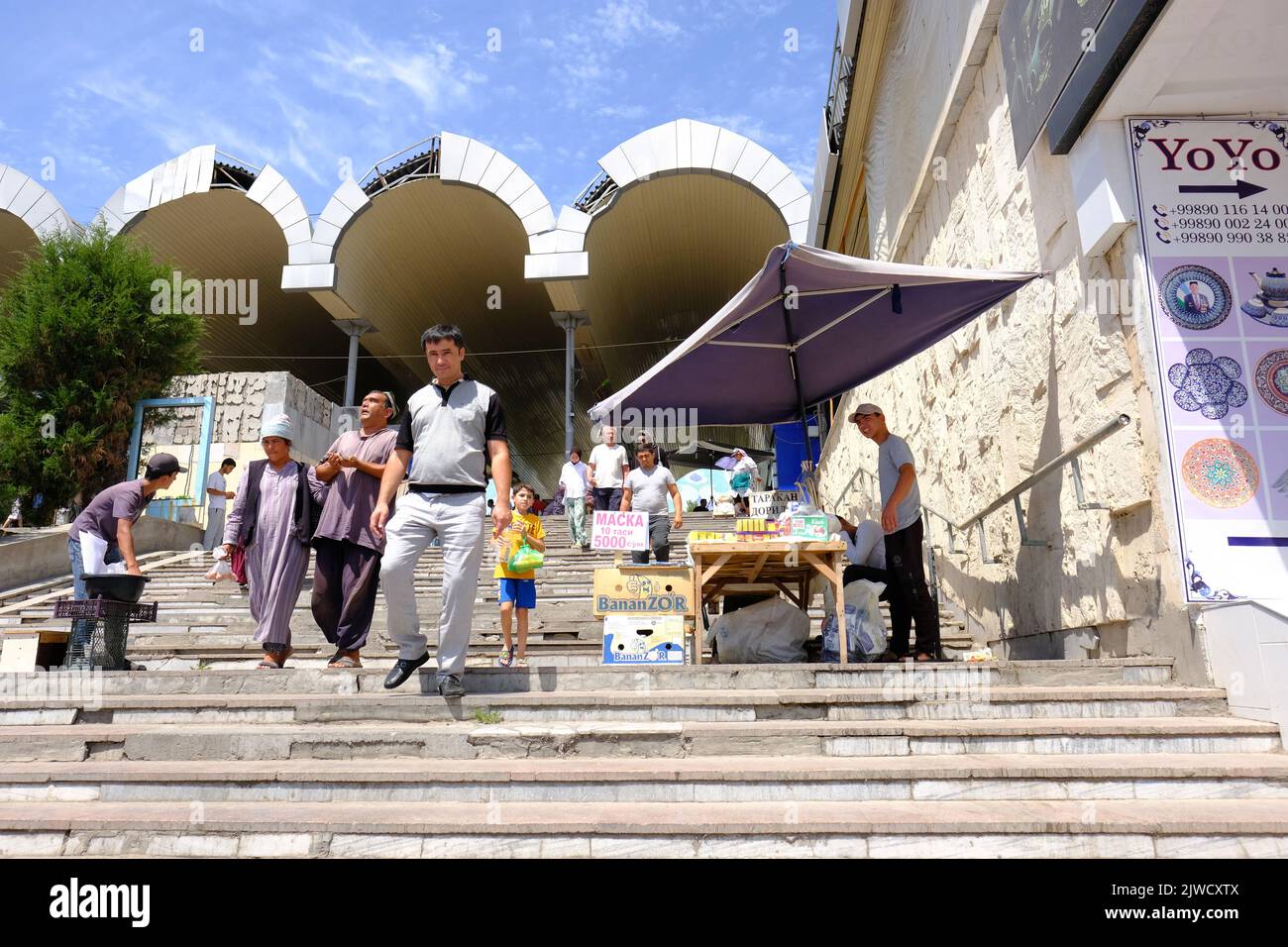 Tashkent Uzbekistán gente local de compras en el mercado de Chorsu Bazaar en 2022 Foto de stock
