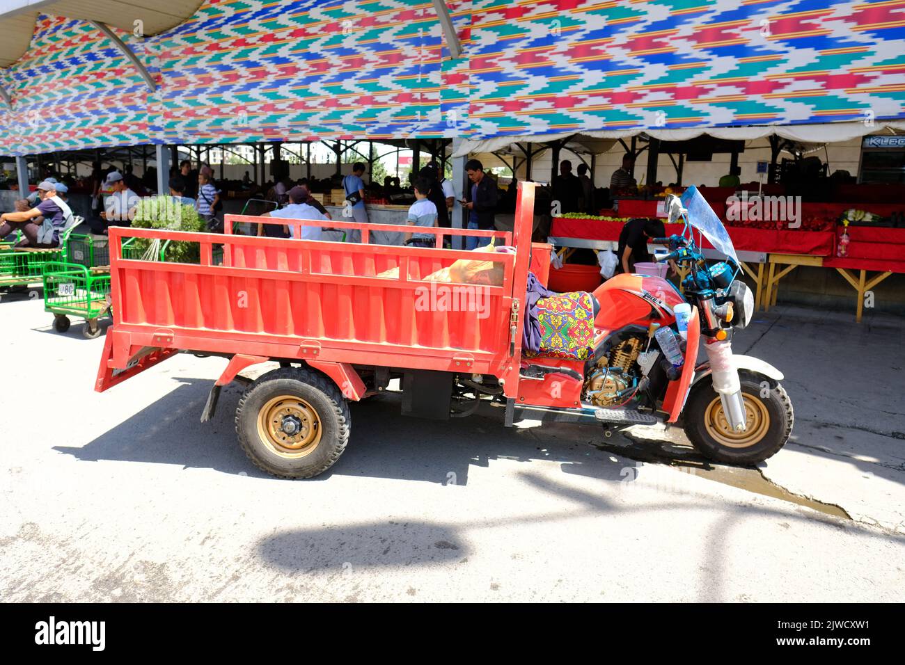 Inusual camión de moto triciclo marcado Lachin visto en el Bazar de Chorsu en Tashkent Uzbekistán en 2022 Foto de stock