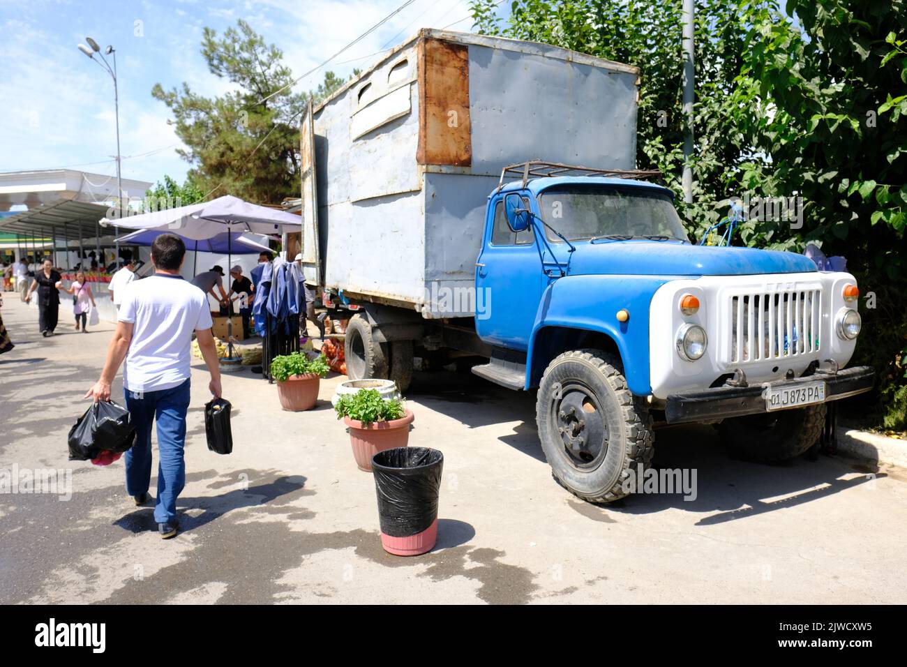 Bazar de Chorsu Tashkent Uzbekistán Gran camión de la era soviética utilizado por los agricultores para llevar productos al mercado del Bazar de Chorsu en 2022 Foto de stock