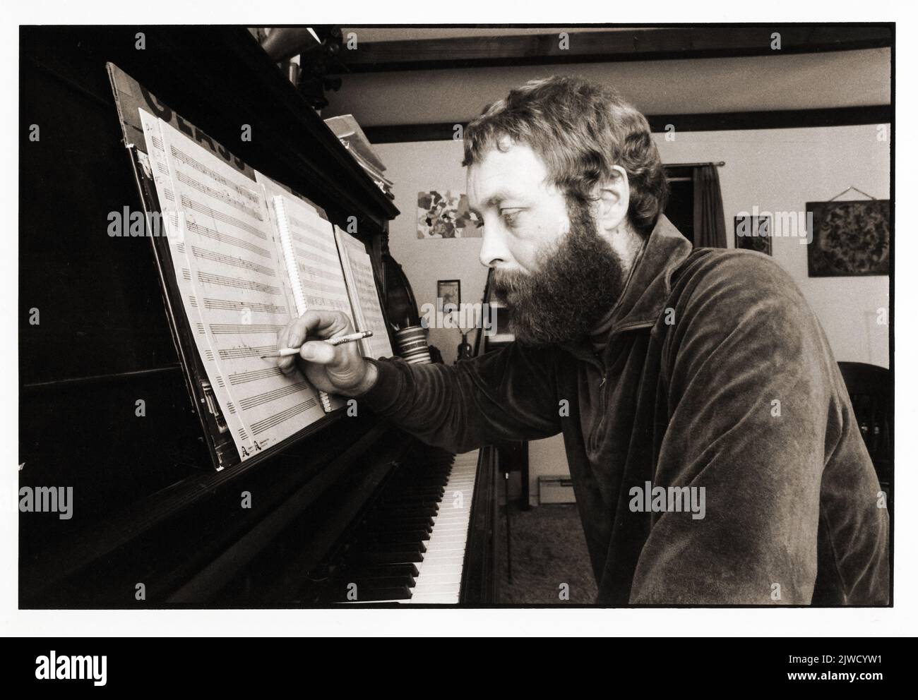 Retrato del bajista doble de jazz inglés, compositor y director de banda Dave Holland en su estudio en el upstate New York. Foto de stock