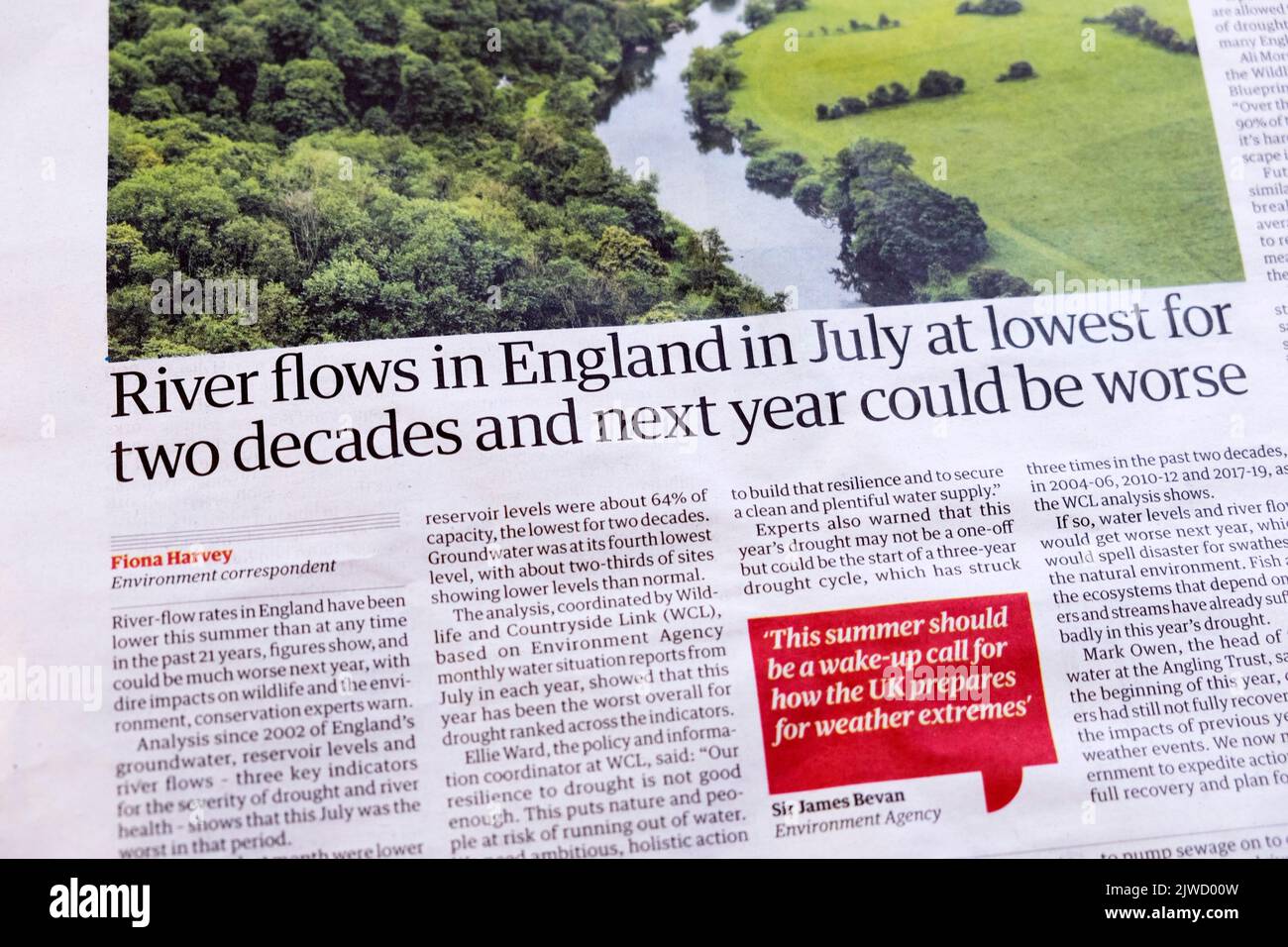 'El río fluye en Inglaterra en julio al mínimo durante dos décadas y el próximo año podría ser peor', periódico Guardian, titular cambio climático 27 agosto 2022 Reino Unido Foto de stock