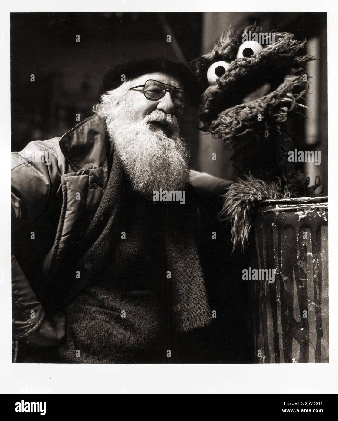 El legendario constructor de títeres Kermit Love en el set de Sesame Street con Oscar el lechón. Kermit diseñó y construyó varios Muppets incluyendo Big Bird. En Manhattan en 1978. Foto de stock